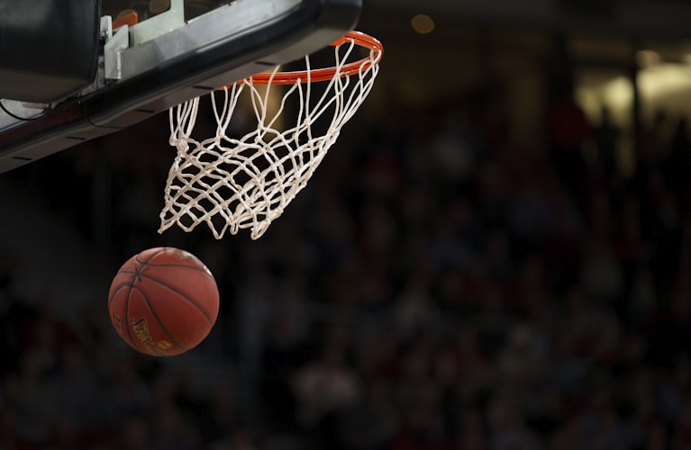 NBA洛杉矶湖人队与波士顿凯尔特人队篮球比赛精彩瞬间，球员在球场上激烈对抗，球馆灯光璀璨